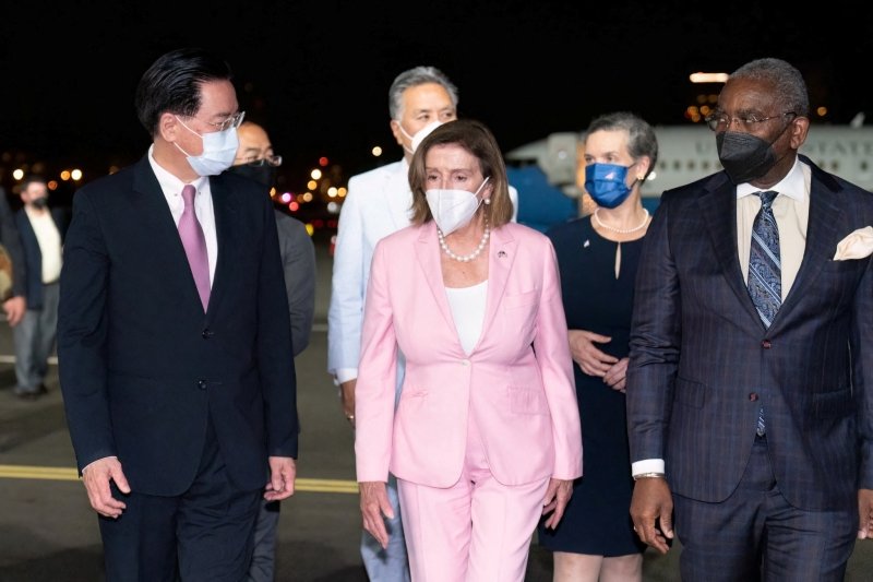 Nancy Pelosi desembarca no Sungshan Airport, em Taipei Foto: Ministro das Relações Exteriores de Taiwan